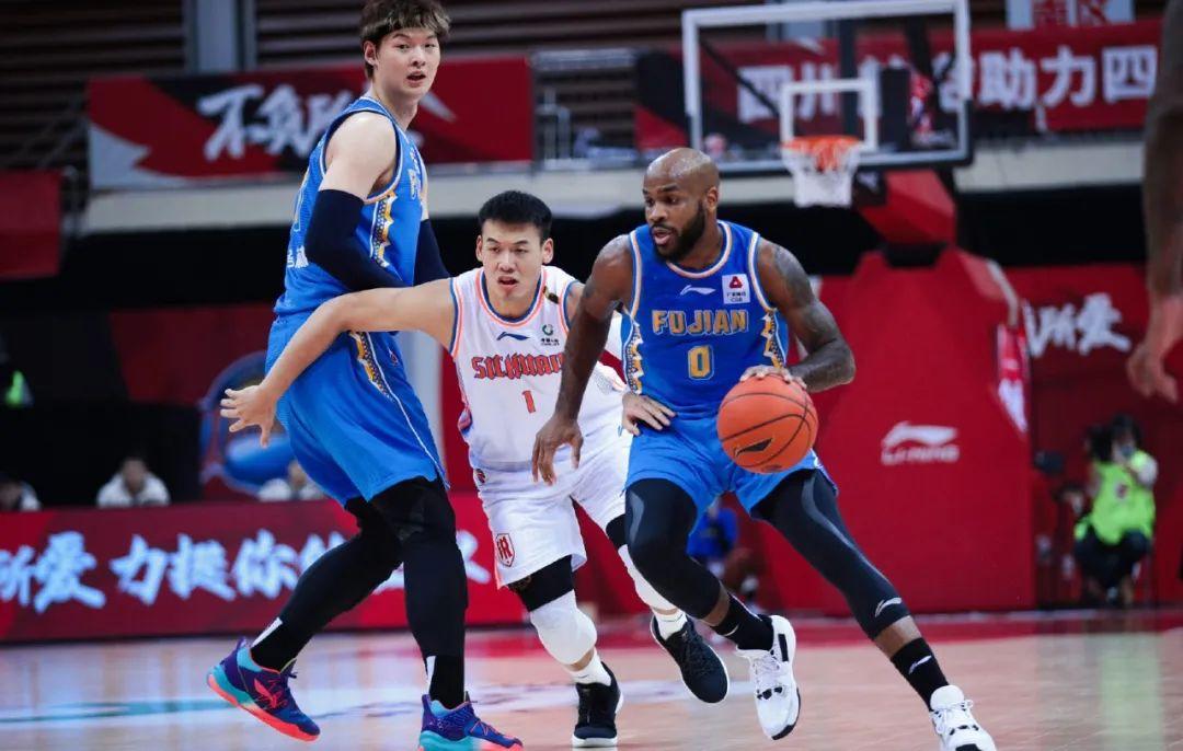 爱游戏tv-太阳碾压深圳队，王哲林状态火热