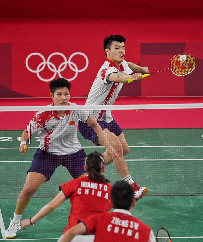 爱游戏入口-中国队鏖战韩国队，郑思维带队取胜