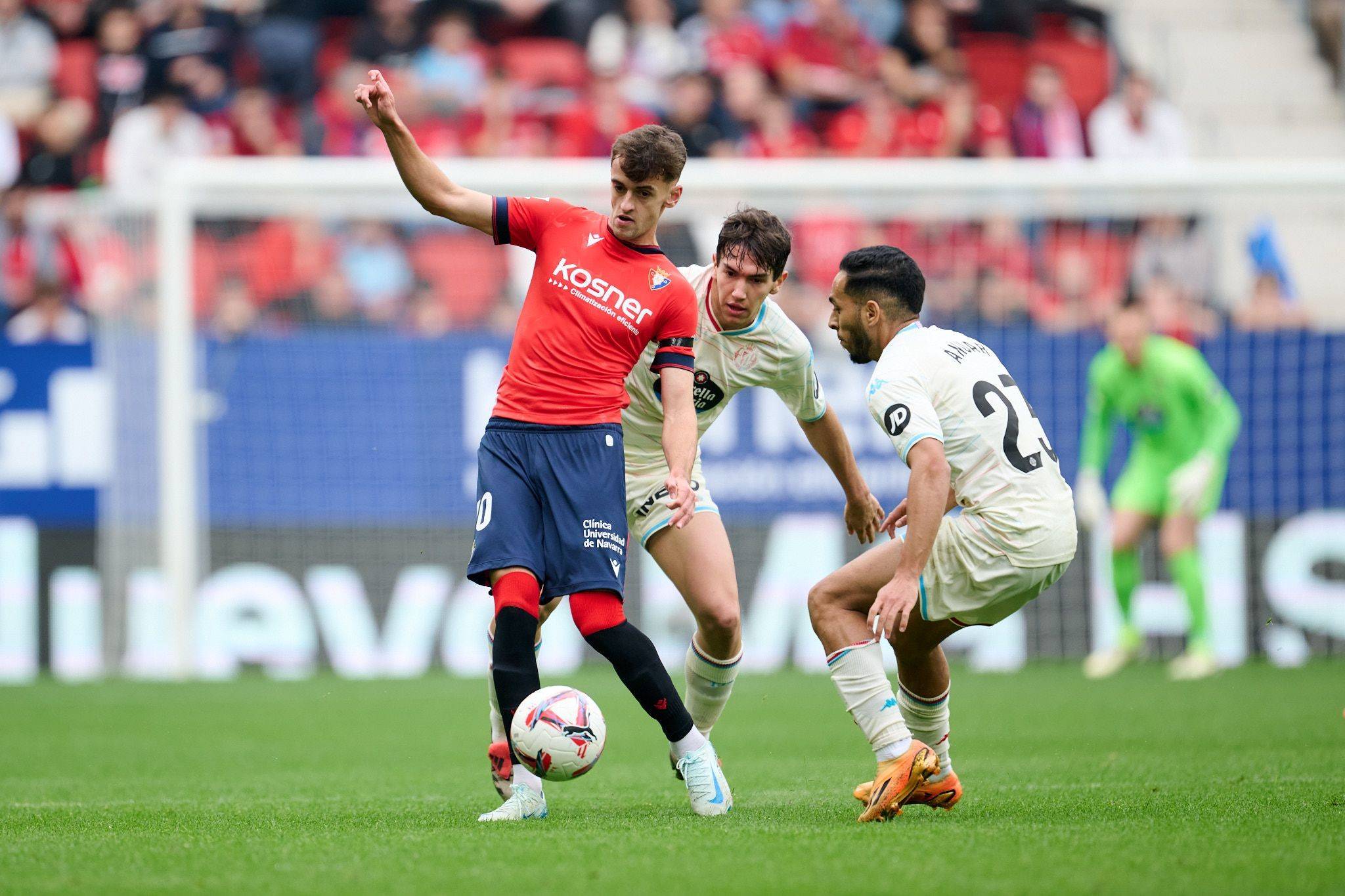 爱游戏体育-曼联鏖战巴萨，奥亚尔萨瓦尔统治全场