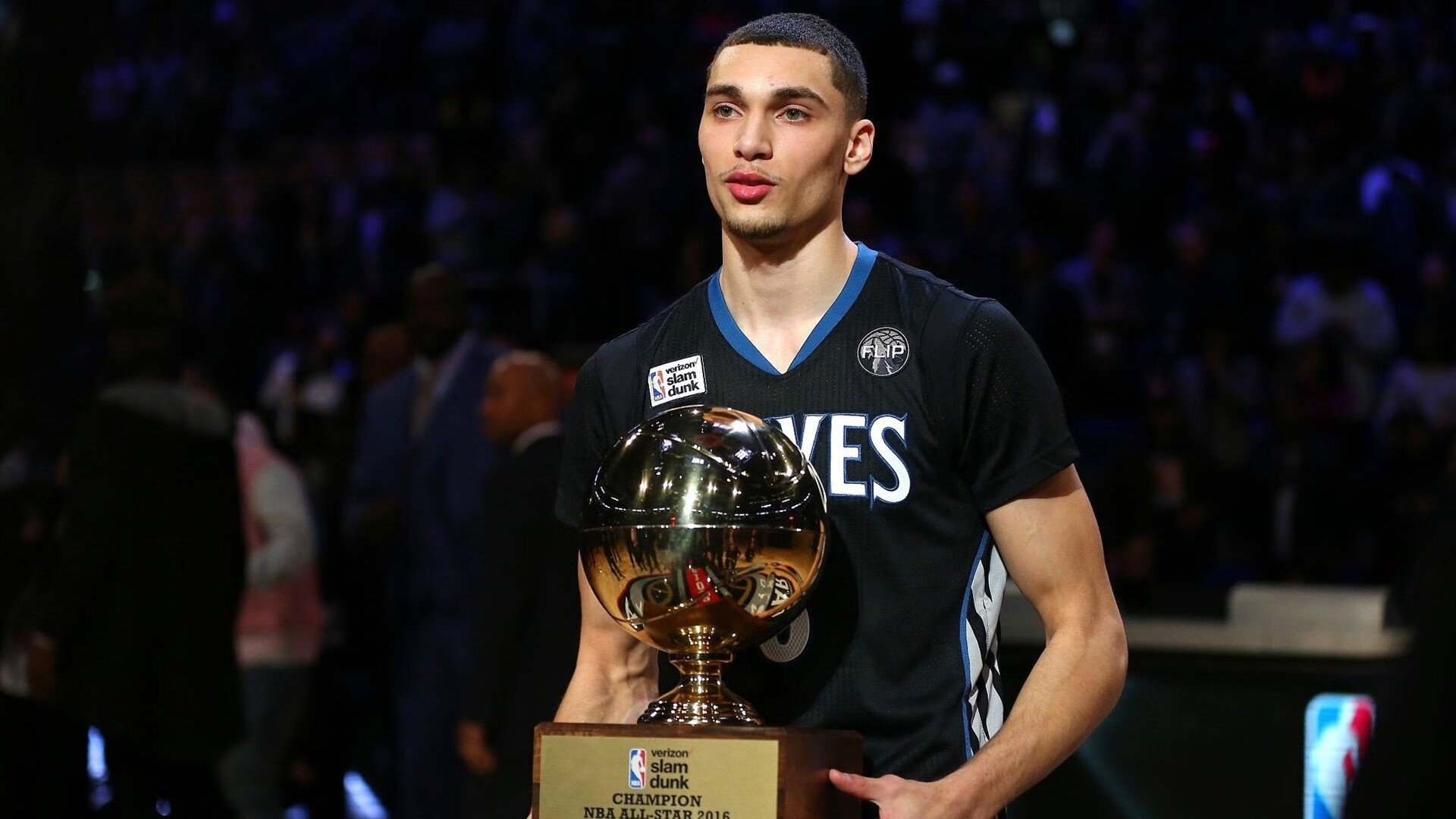 爱游戏娱乐-欧冠淘汰赛焦点战,当篮球魔术在足球殿堂绽放