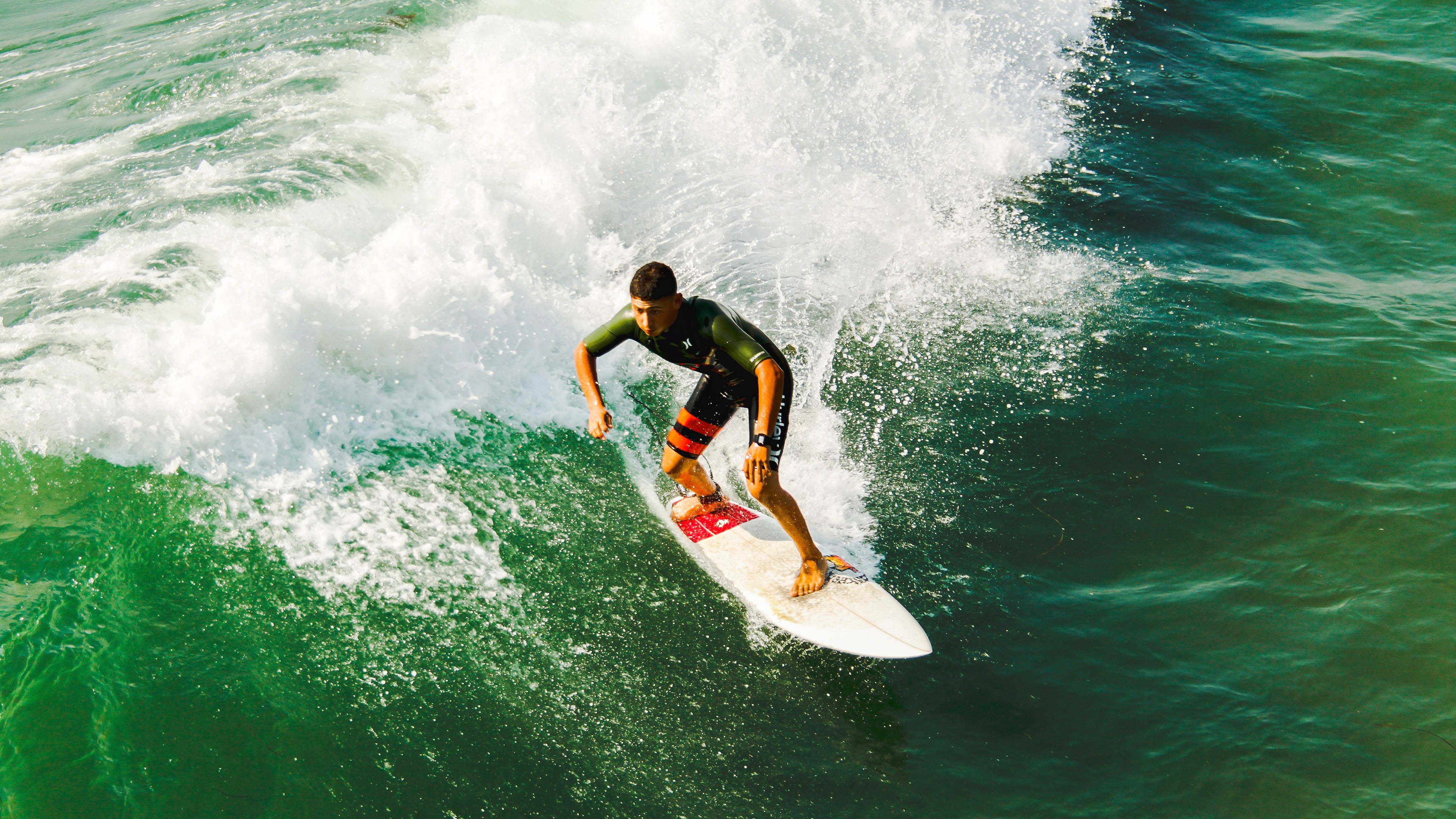 爱游戏官方入口-金玟哉，沉默的巨塔与喧嚣的夜